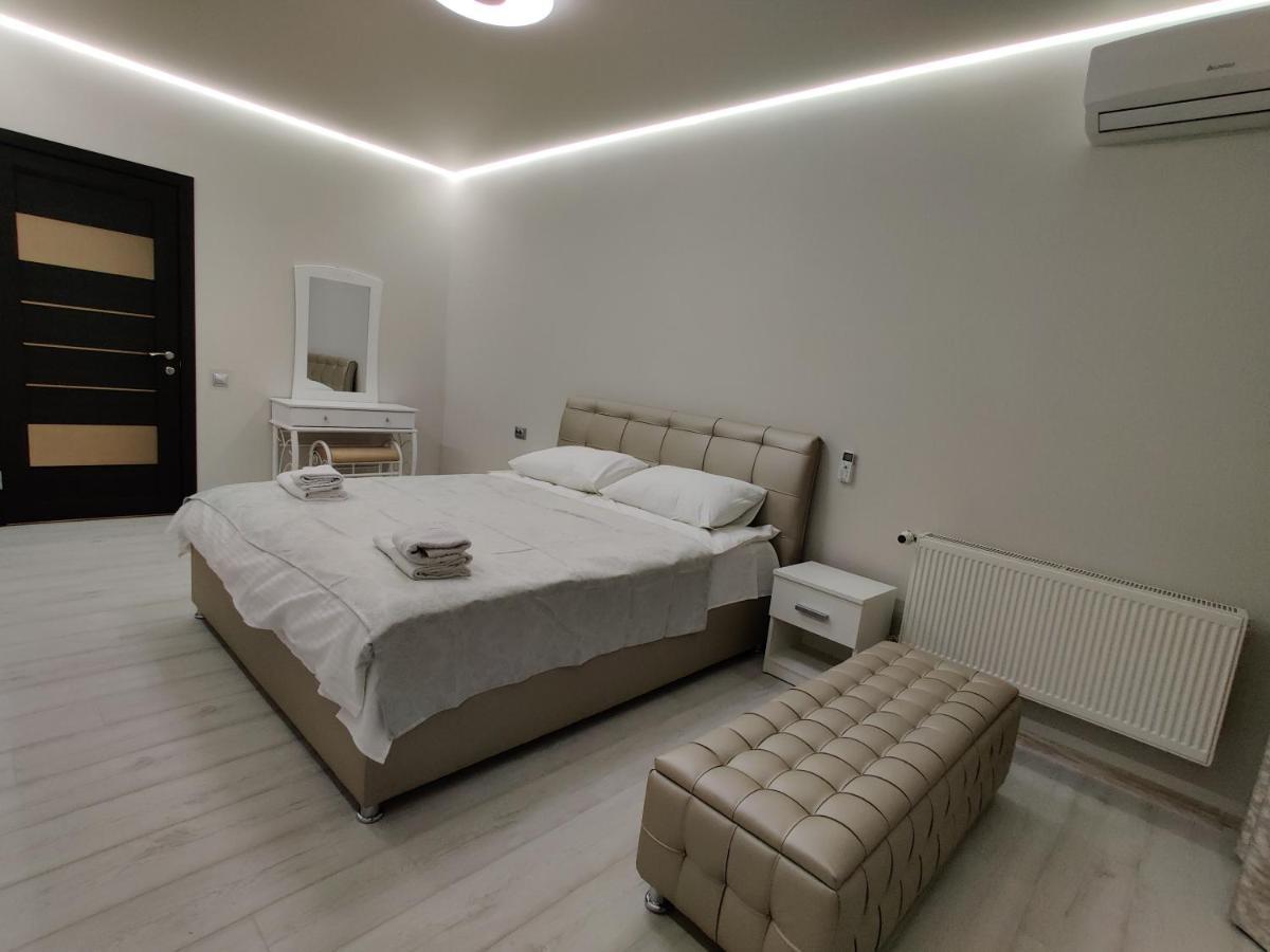 Ferienwohnung Yarovytsya Vip In The Center Lutsʼk Exterior foto